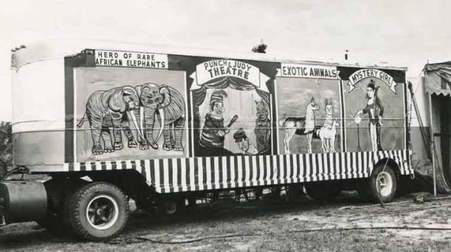 vintage-circus-show-bus